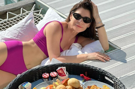 Вспотеешь и проголодаешься: Екатерина Волкова рассказала об изнанке мальдивских завтраков в бассейне