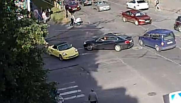 Желтый кабриолет объявлен в розыск в Петрозаводске (видео)