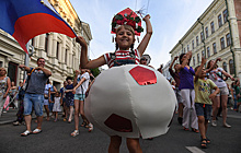 Российские болельщики прошли парадом в стиле диско по центру Самары