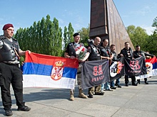 "Ночные волки" возложили цветы к мемориалам в Берлине