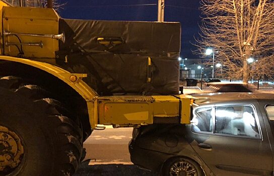 В Кургане трактор «Кировец» протаранил иномарку