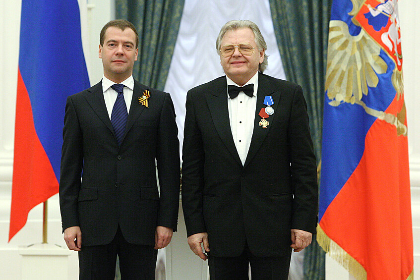 Президент РФ Дмитрий Медведев во время вручения ордена Почета певцу, композитору Юрию Антонову (слева направо) на церемонии награждения в Екатерининском зале Кремля в Москве, 6 мая 2010 года