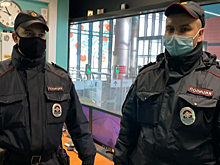 Полицейские столичного метрополитена, усмирившие дебошира в вестибюле станции, поощрены руководством