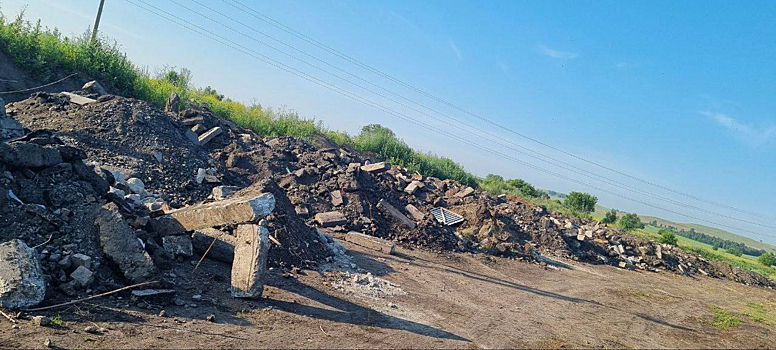 Стихийная свалка образовалась в кузбасском городе из-за ремонта дороги