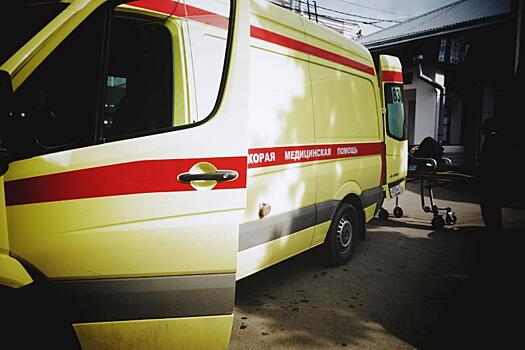 Под Саратовом пассажир «Калины» попал в больницу после столкновения со столбом на трассе