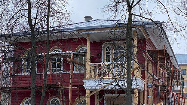 Ручная работа: лестницу XIX века восстанавливают реставраторы в Доме Дружинина в Вологде