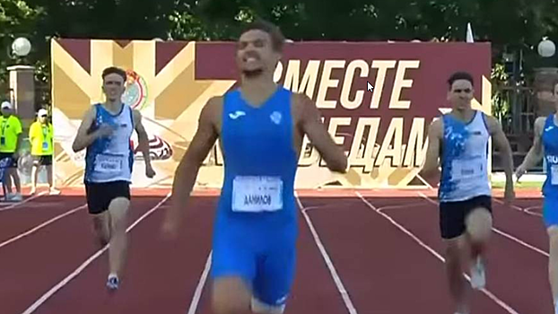 Бегун, побивший исторический рекорд, рассказал о зарплате в 2500 рублей