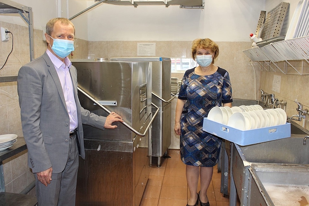 Свердловский депутат подарил екатеринбургской гимназии посудомоечную машину