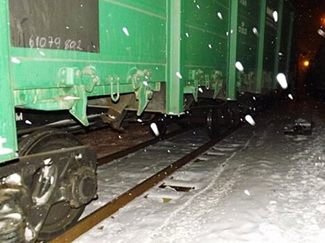 Грузовой поезд сошел с рельсов в Кемеровской области