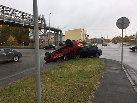 В Кургане пьяный водитель врезался в автомобиль Toyota и перевернулся