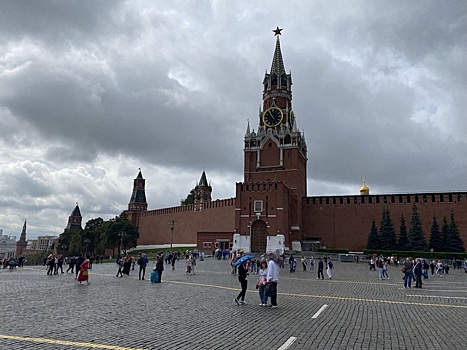 В Москве на Клязьминской улице из-за ливня автобус погрузился в воду