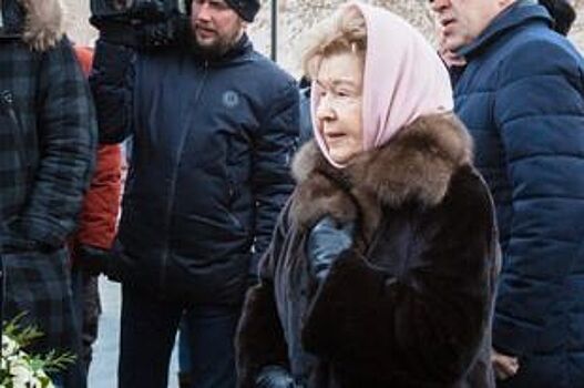 Во время визита в Екатеринбург Наина Ельцина открыла для себя ВИЗ