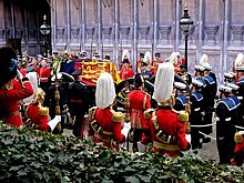 Траурная процессия с гробом королевы прошла под бой Биг-Бена и орудийные залпы