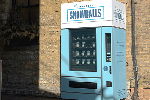 В США рекламное агентство установило автомат по продаже снежков за $1 для рекламы Миннесоты