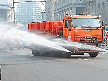 Зачем поливают газоны и дороги?