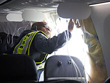 В Портленде школьный учитель нашел слетевшую дверцу Boeing-737 на заднем дворе