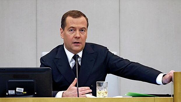 Медведев пообещал рассмотреть идею увеличить рабочий день жительниц села