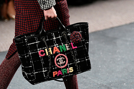 В столичном салоне красоты разрешили расплачиваться сумками Chanel