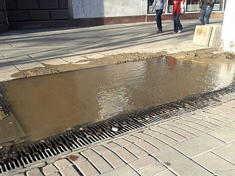 На проспекте Кирова появился коммунальный «плоскостной фонтан»