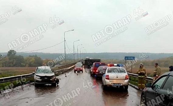 Возле Рыльска прицеп со свеклой упал на легковое авто