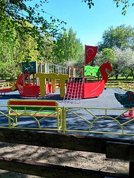 В парке Победы в Твери установили новою детскую площадку