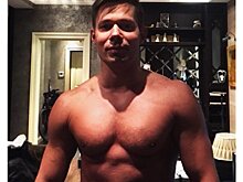 «Живот втянул?»: Стас Пьеха похвалился голым торсом