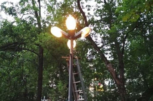 Администрация Химок почти полгода не может починить уличный фонарь