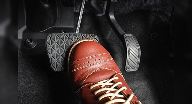 Шипящие звуки во время нажатия на педаль тормоза — причины, устранение проблем