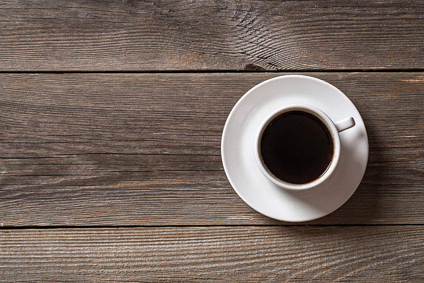 Кофе. Смертельной считается доза от 150 до 200 мг кофеина, именно столько содержится в 70 чашках кофе. Если их выпить в течение суток, то гарантированно можно получить сердечный приступ.