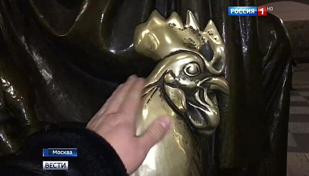 Пассажиры метро отполировали петуха на "Площади Революции" в Москве
