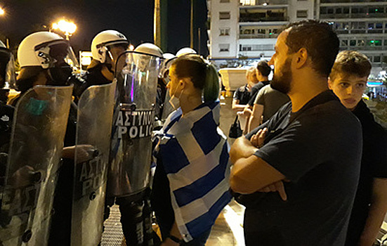 Полиция применила в Афинах слезоточивый газ на митинге против обязательной вакцинации
