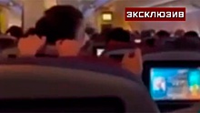 Пассажир попавшего в турбулентность самолета заявил, что люди на борту запаниковали из-за «легкого снижения»
