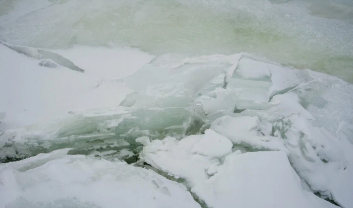 В Волгоградской области лед повредил ограждение ротонды на набережной