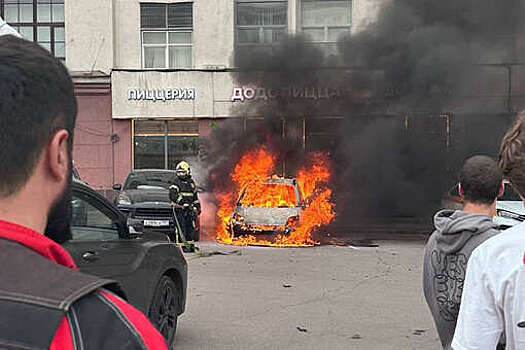 Объятый пламенем автомобиль на Кутузовском проспекте в Москве сняли на видео