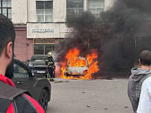 Объятый пламенем автомобиль на Кутузовском проспекте в Москве сняли на видео