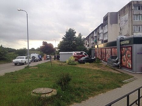 В Audi, который врезался в магазин в Пионерском, получил травму 11-летний мальчик