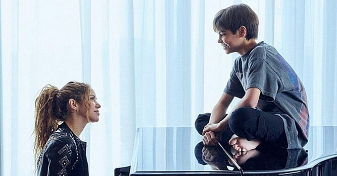 Шакира с сыновьями от Пике исполнила песню Джона Ледженда «All of Me»: «Посвящается всем матерям-одиночкам, которые, несмотря на трудности, продолжают двигаться вперед ради детей»