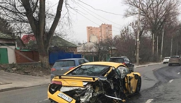 Появилось видео ДТП в Ростове, где "золотой" спорткар разбили об военный КамАЗ