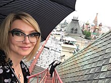 «Очки снимать не хочу»: Эвелина Хромченко ответила на вопросы о зрении