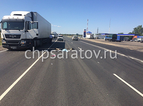 На трассе в Саратовском районе женщину переехала фура