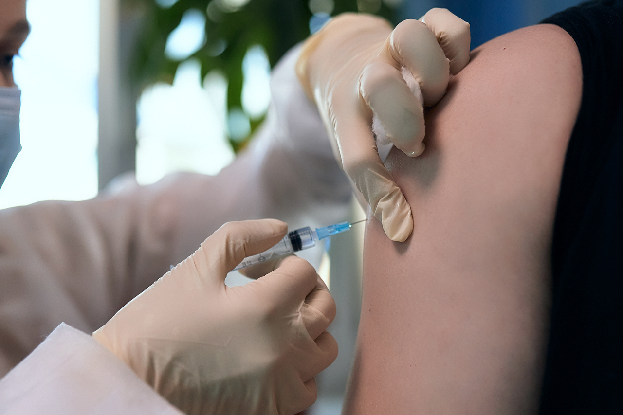 Больница в Новокузнецке прокомментировала проблемы с вакцинацией от коронавируса