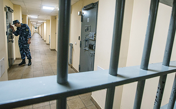 Россиянин три года насиловал дочь сожительницы и получил 25 лет тюрьмы