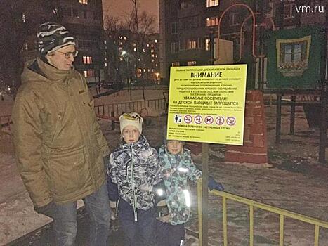 Детскую площадку на Малахитовой улице не могут осветить