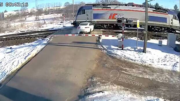 Водитель не заметил поезд и выжил в разорванной машине