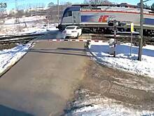 Водитель не заметил поезд и выжил в разорванной машине