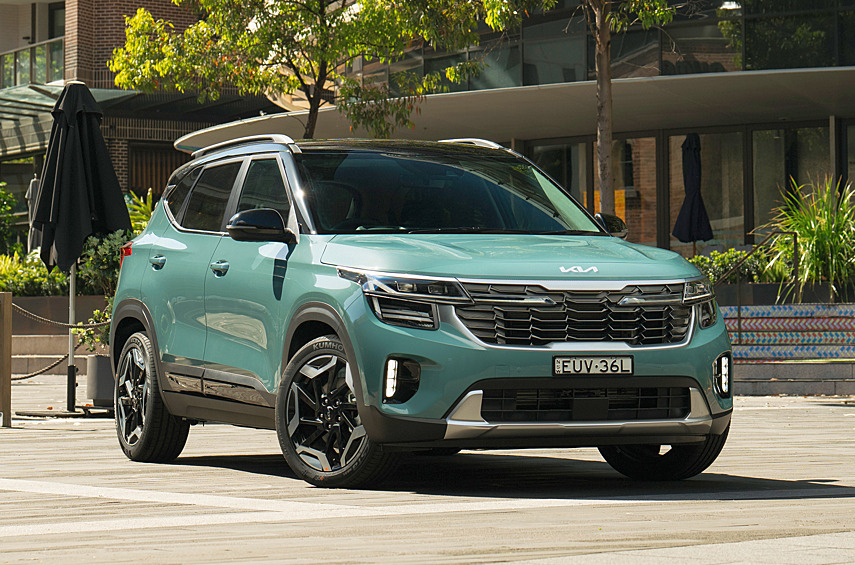 #28: Kia Seltos — 332 тысячи (+ 7%) Хотя кроссовер класса В Kia Seltos не продаётся в Европе, именно он оказался самой популярной моделью корейской марки в 2023 году. Особенно сильные результаты паркетник демонстрировал на домашнем рынке Южной Кореи, в Китае и Индии (где продаётся специальная укороченная версия). Рост продаж на 7% позволил корейскому компакт-кроссоверу войти в топ-30, поднявшись с 36-й строчки в мировом рейтинге. Вероятно, росту популярности поспособствовал вовремя проведённый рестайлинг, совмещённый с модернизацией технической начинки.