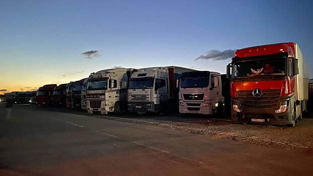 Украина перевезла первую партию грузовых автомобилей в Польшу по железной дороге