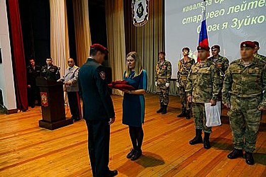 В Хабаровске вдове погибшего военнослужащего Росгвардии передали на хранение символ спецназа