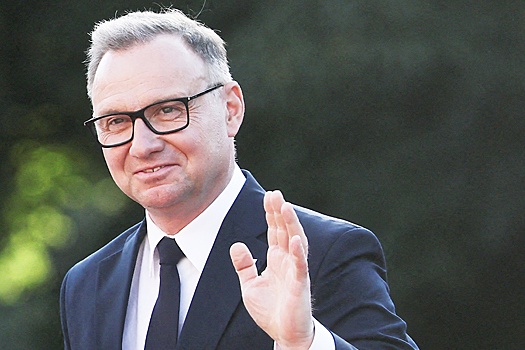 Президент Польши Дуда упал в море во время серфинга