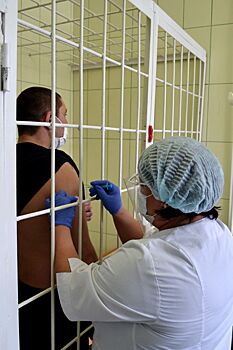 Южноуральских заключенных начали прививать от коронавируса
